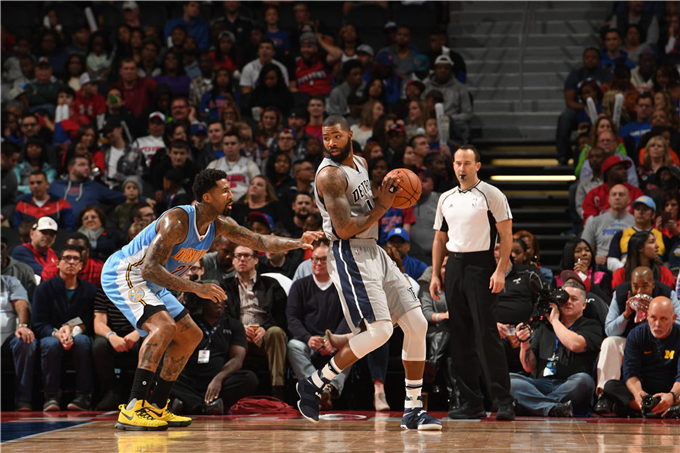 卡尔·瑞普肯在打破纪录后的那个夜晚,围着整个球场跑了一圈与球迷击掌